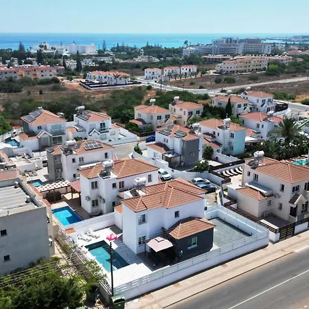 La Bella Nissi Vila *